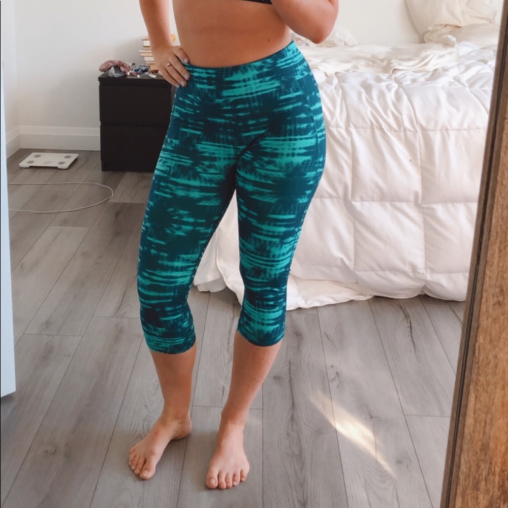 Medium High Rise Reebok Paint Crops - Picture 2 of 14